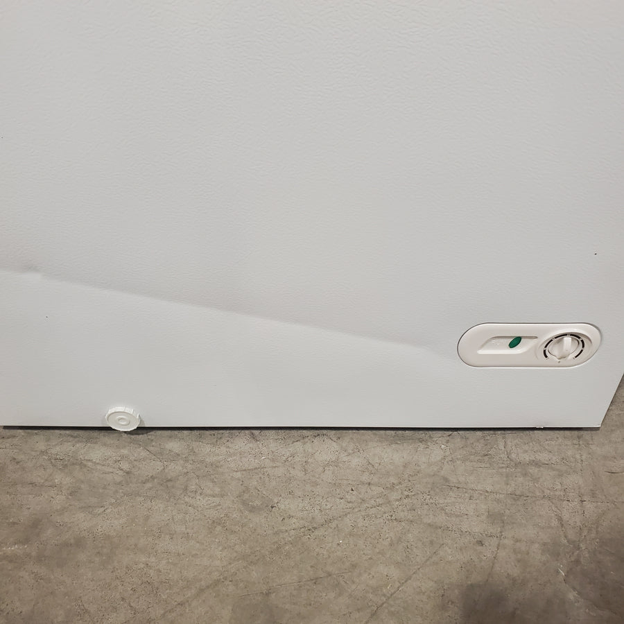 Magic Chef 5.0. cu. ft. Chest Freezer with Interior LED Light and Defrost Water Drain 25132SD415 - HMCF5W4 - Scratch & Dent (Moderate)