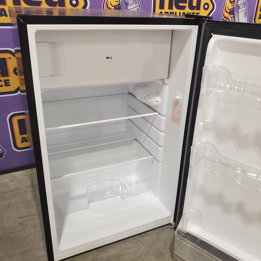 Magic Chef 4.5 cu. ft. Mini Fridge with True Freezer in Stainless Look 25SA132 - HMTR450SE - Scratch & Dent (Minor)