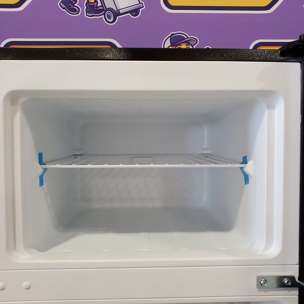 Pictures of Vissani 7.1 cu. ft. Top Freezer Refrigerator with Adjustable Shelf in Stainless Steel MDFF7SS - Scratch & Dent (Minor) - Neu Appliance Outlet - Discount Appliance Outlet in Austin, Tx