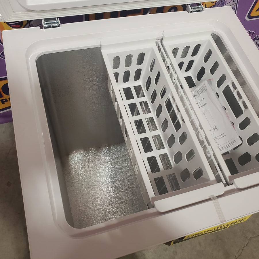 Vissani 5.0 cu. ft. Manual Defrost Chest Freezer with LED Light in White, Garage Ready HMCF5W5 - Scratch & Dent (Moderate)