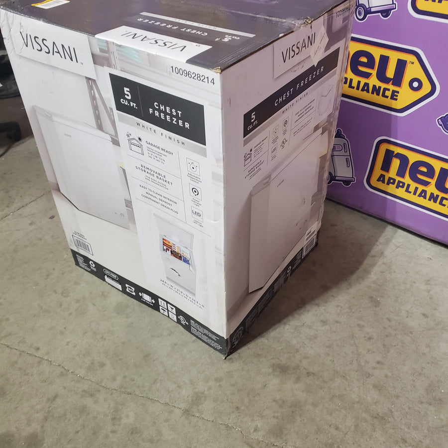 Vissani 4.9 cu. ft. Manual Defrost Chest Freezer with LED Light Type in White Garage Ready DCM5QWWW - Open Box