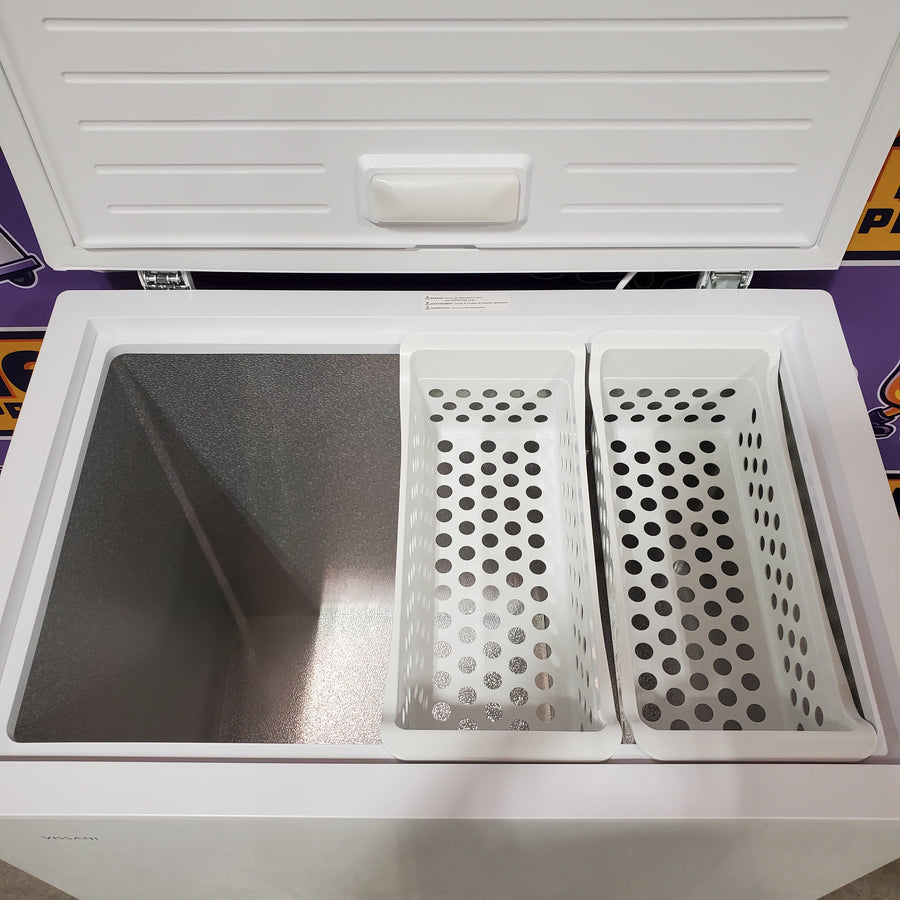 Vissani 6.9 cu. ft. Manual Defrost Chest Freezer in White, Garage Ready with LED Light Type DCM7QRWW - Scratch & Dent (Moderate)