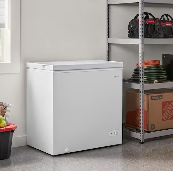 Vissani 7.0 cu. ft. Manual Defrost Chest Freezer with LED Light in White, Garage Ready S178 - HMCF7W5 - Scratch & Dent (Minor)