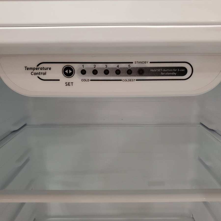 Vissani 18 cu. ft. Top Freezer Refrigerator in White with Adjustable Temperature Controls 25SD040 - MDTF18WHR - Scratch & Dent (Moderate)