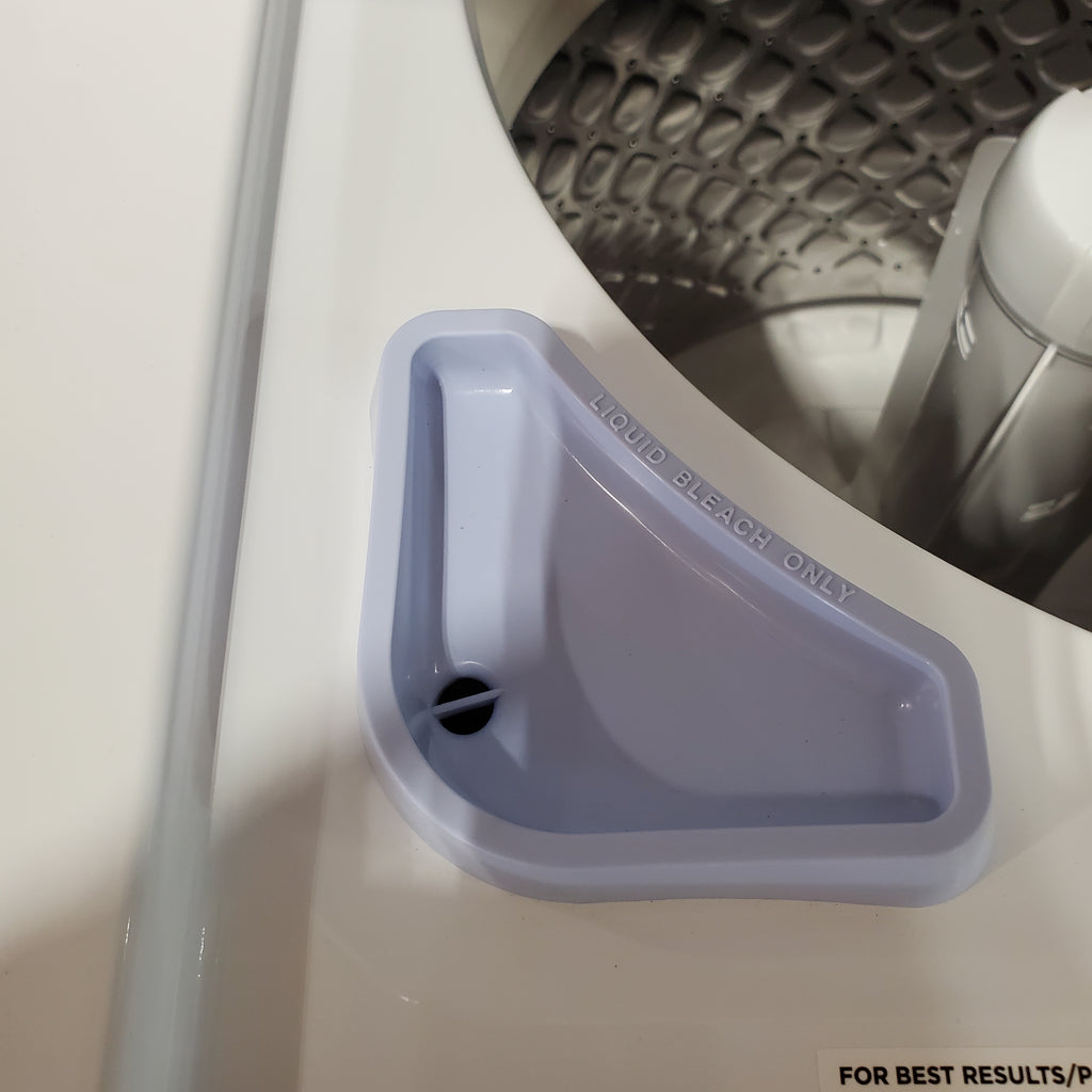 Pictures of Frigidaire Gas Washer/Dryer Laundry Center - 3.9 Cu. Ft Washer and 5.5 Cu. Ft. Dryer FLCG7522AW - Scratch & Dent (Minor) - Neu Appliance Outlet - Discount Appliance Outlet in Austin, Tx