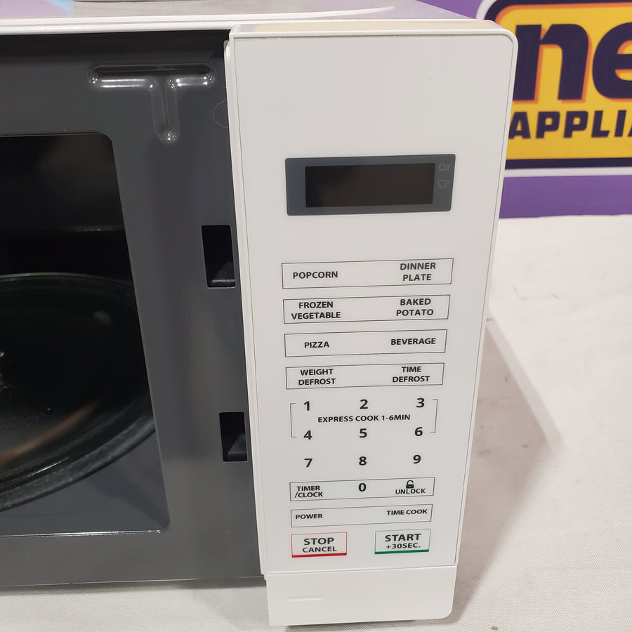 Magic Chef 17.3 in W, 0.7 cu. ft. Countertop Microwave, in White with 700-Watt Cooking Power HMM770W3 - Open Box