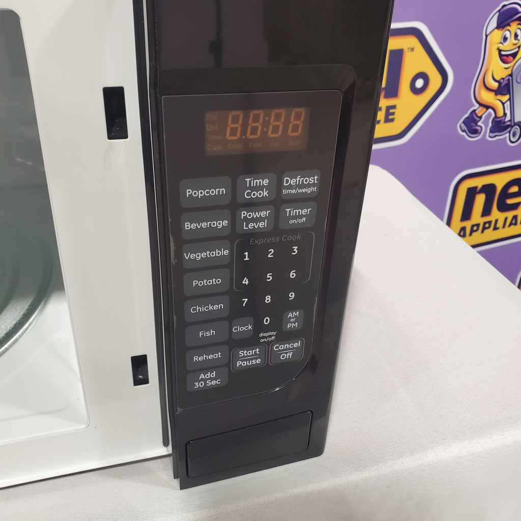 GE 1.4-cu ft 1100-Watt Countertop Microwave in Black 17SD209 - JES1460DSBB - Scratch & Dent (Minor)