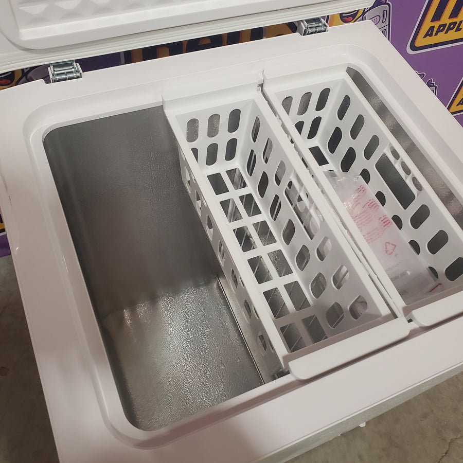 Vissani 5.0 cu. ft. Manual Defrost Chest Freezer with LED Light in White, Garage Ready HMCF5W5 - Scratch & Dent (Major)