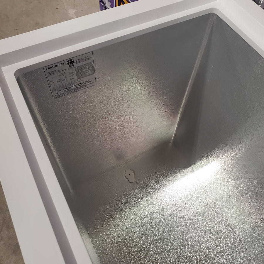 Frigidaire 43.94 in. 10 cu. ft. Manual Defrost Chest Freezer in White Garage Ready 26CR007 - EFRF1005 - Scratch & Dent (Minor)