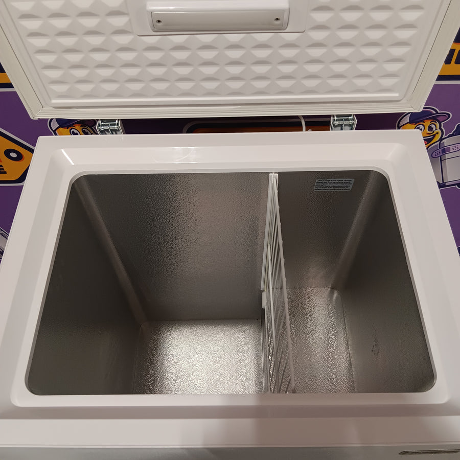 Magic Chef 5.0. cu. ft. Chest Freezer with Interior LED Light and Defrost Water Drain SA624 - HMCF5W4 - Scratch & Dent (Moderate)