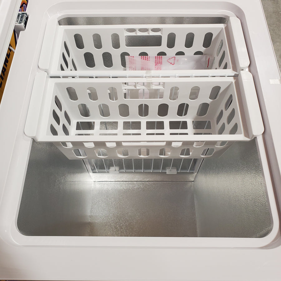 Vissani 5.0 cu. ft. Manual Defrost Chest Freezer with LED Light in White, Garage Ready 25135SD598 - HMCF5W5 - Scratch & Dent (Minor)