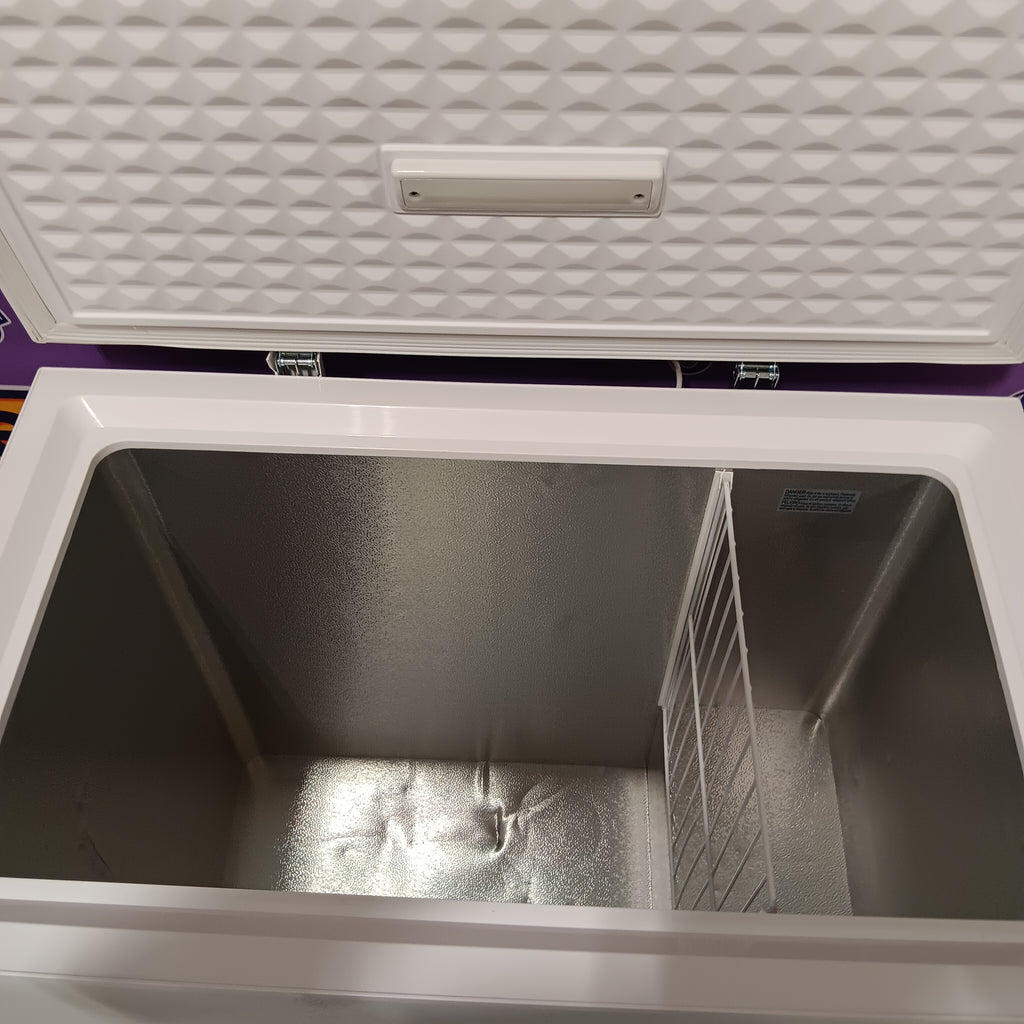 Pictures of Magic Chef 7.0 cu. ft. Chest Freezer in White with 7.0 Cu. Ft. Capacity, Manual Defrost, and Sliding-Bulk Storage Baskets HMCF7W4 - Scratch & Dent (Moderate) - Neu Appliance Outlet - Discount Appliance Outlet in Austin, Tx