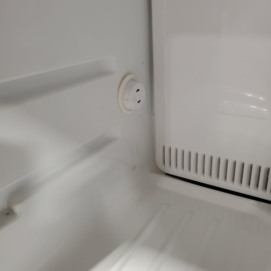 Hotpoint 15.6-cu ft Standard-Depth 28-in Wide Top-Freezer Refrigerator in White HPS16BTNRWW - Certified Refurbished