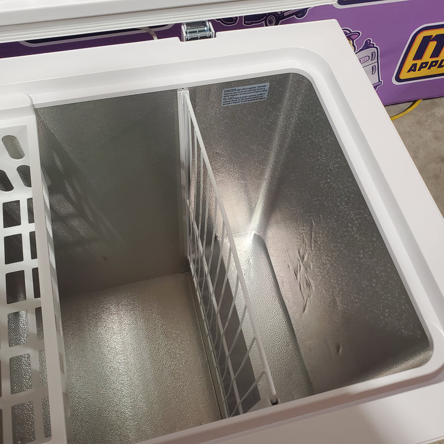 Vissani 7.0 cu. ft. Manual Defrost Chest Freezer with LED Light in White, Garage Ready 251311SD1007 - HMCF7W5 - Scratch & Dent (Minor)