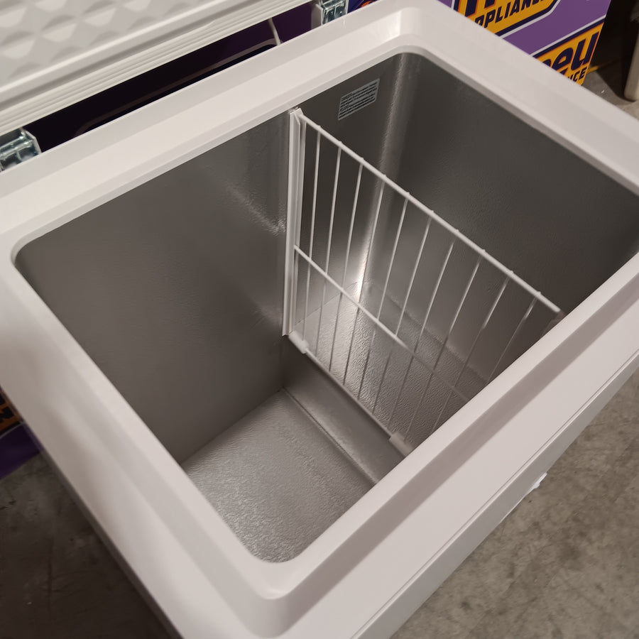 Magic Chef 5.0. cu. ft. Chest Freezer with Interior LED Light and Defrost Water Drain SA624 - HMCF5W4 - Scratch & Dent (Moderate)