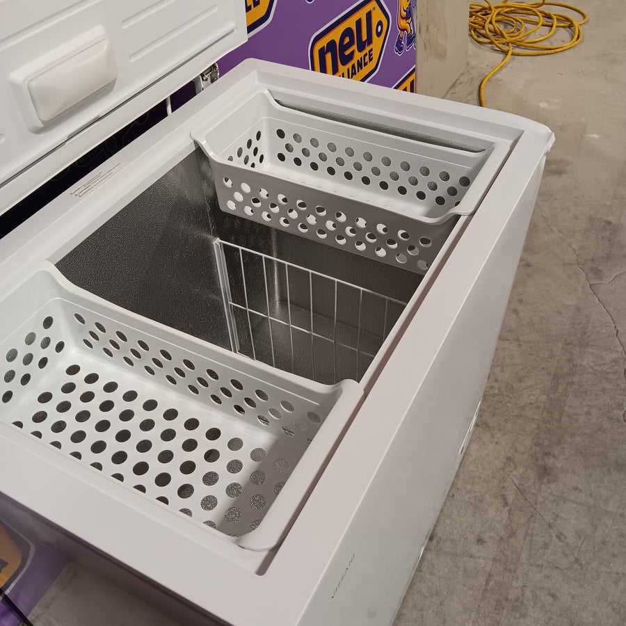 Vissani 6.9 cu. ft. Manual Defrost Chest Freezer in White, Garage Ready with LED Light Type DCM7QRWW - Scratch & Dent (Major)