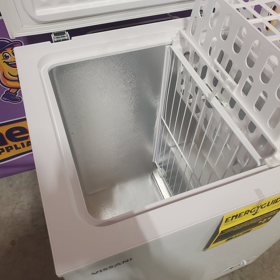 Vissani 5.0 cu. ft. Manual Defrost Chest Freezer with LED Light in White, Garage Ready HMCF5W5 - Scratch & Dent (Major)