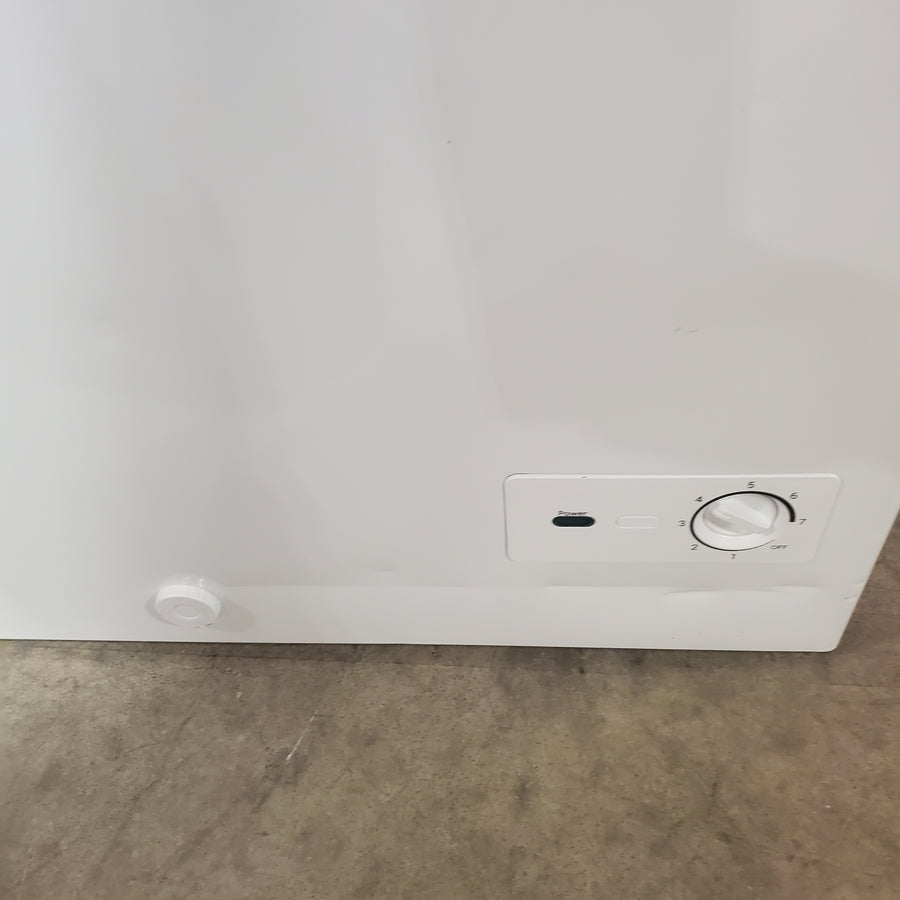 Vissani 6.9 cu. ft. Manual Defrost Chest Freezer in White, Garage Ready with LED Light Type DCM7QRWW - Scratch & Dent (Major)