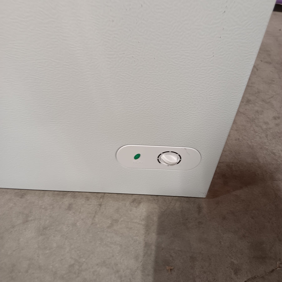 Vissani 7.0 cu. ft. Manual Defrost Chest Freezer with LED Light in White, Garage Ready SA622 - HMCF7W5 - Scratch & Dent (Moderate)