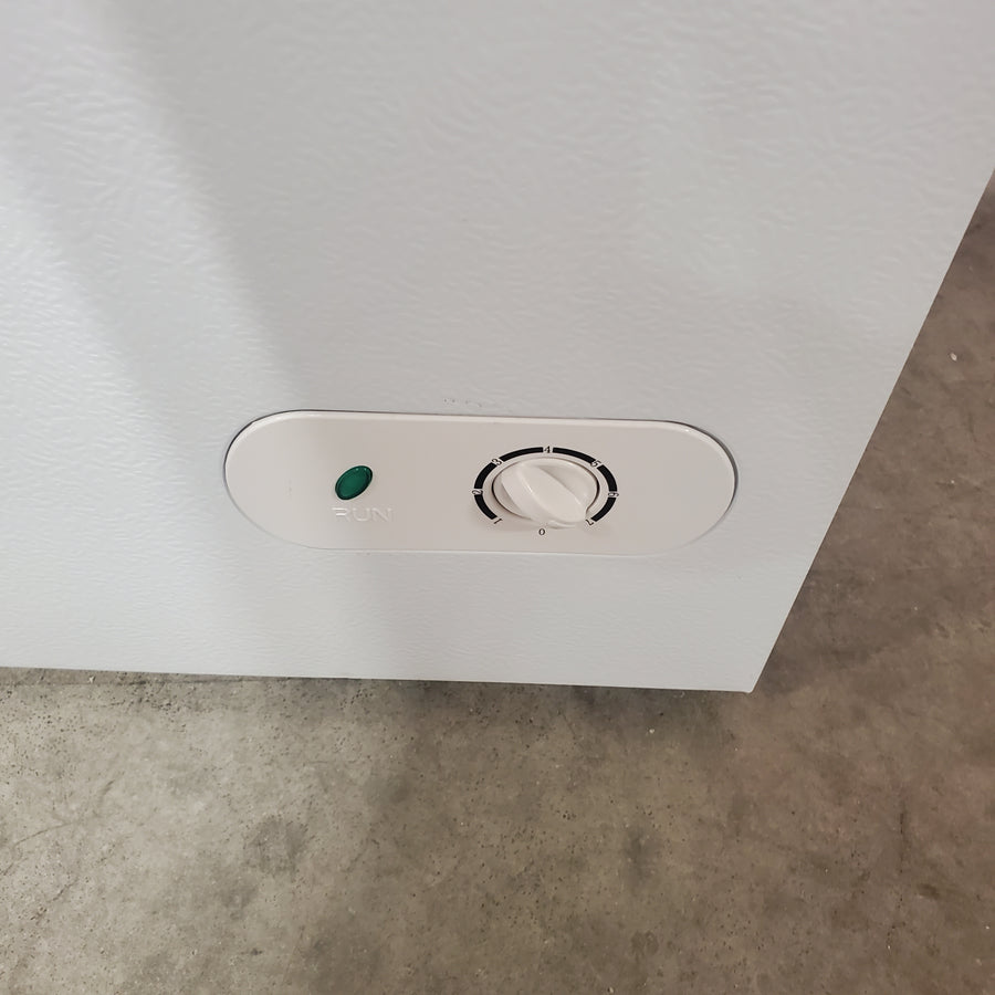 Vissani 5.0 cu. ft. Manual Defrost Chest Freezer with LED Light in White, Garage Ready HMCF5W5 - Scratch & Dent (Moderate)