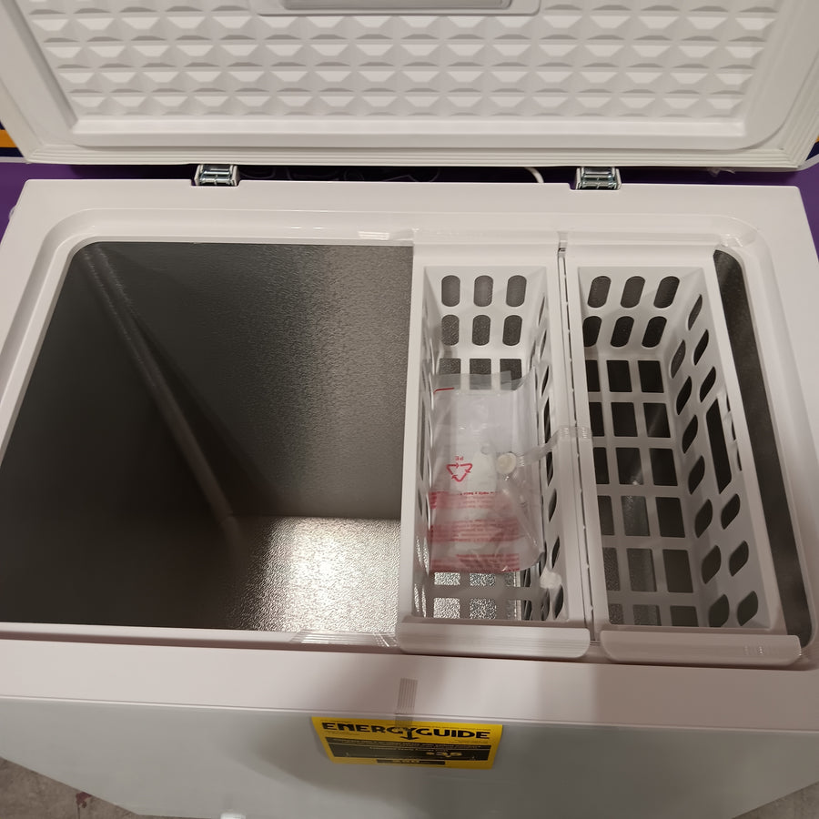 Vissani 7.0 cu. ft. Manual Defrost Chest Freezer with LED Light in White, Garage Ready 25132SD397 - HMCF7W5 - Scratch & Dent (Moderate)
