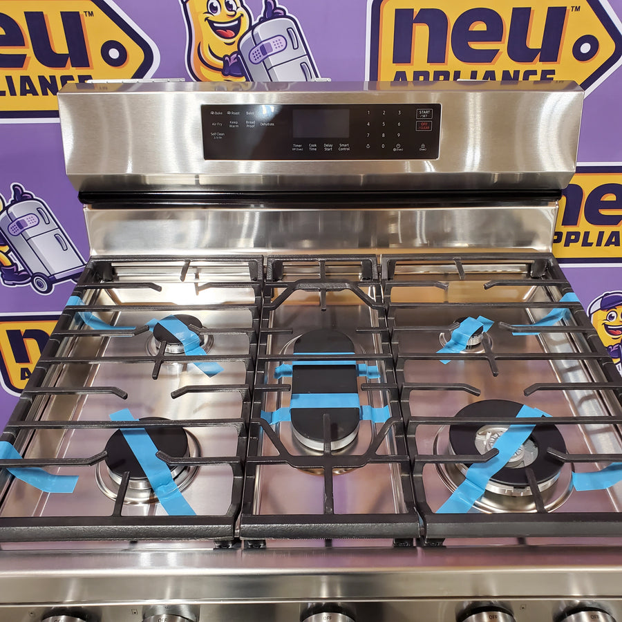Samsung 5-Burner Freestanding Smart Gas Range in Stainless Steel with No Preheat AirFry and Wi-Fi Enabled Convection 31131SD2 - NX60A6711SS - Scratch & Dent (Minor)