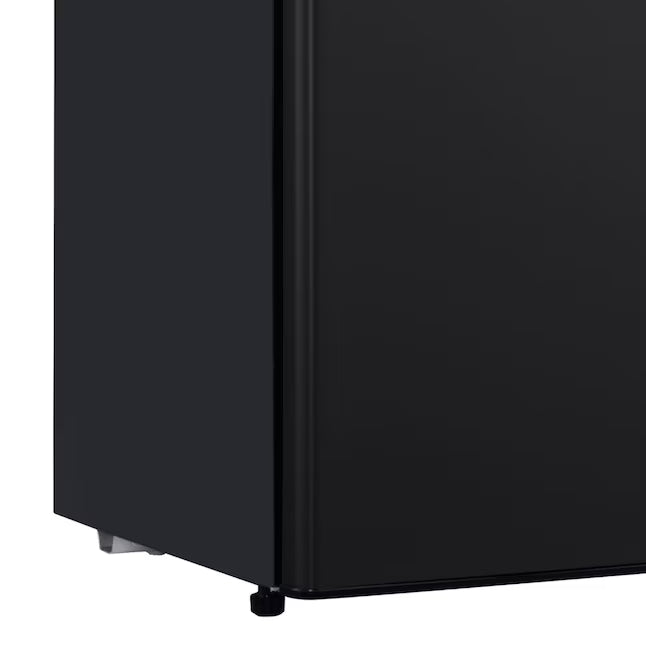 Magic Chef 4.4-cu ft Mini Fridge with Freezer ENERGY STAR in Black HMR440BE - Scratch & Dent (Moderate)