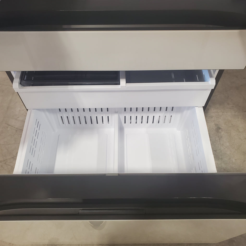Pictures of Samsung Bespoke 4-Door French Door Refrigerator (29 cu. ft.) with Beverage Center™ in White Glass RF29BB860012AA - Scratch & Dent (Minor) - Neu Appliance Outlet - Discount Appliance Outlet in Austin, Tx