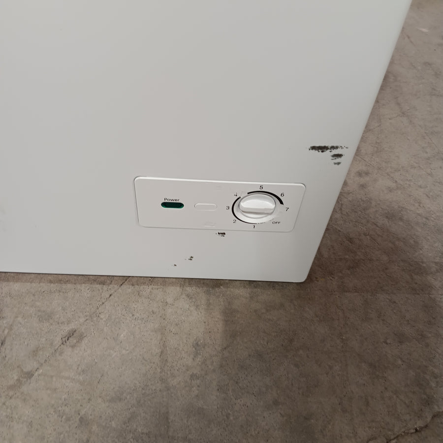 Vissani 6.9 cu. ft. Manual Defrost Chest Freezer in White, Garage Ready with LED Light Type 25139SD807 - DCM7QRWW - Scratch & Dent (Minor)