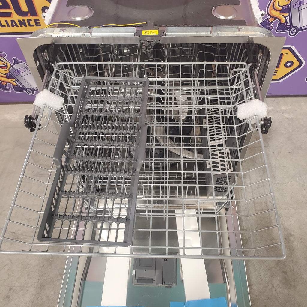 Pictures of GE® ENERGY STAR® ADA Compliant Stainless Steel Interior Dishwasher with Sanitize Cycle in White GDT226SGLWW - New in Box - Neu Appliance Outlet - Discount Appliance Outlet in Austin, Tx