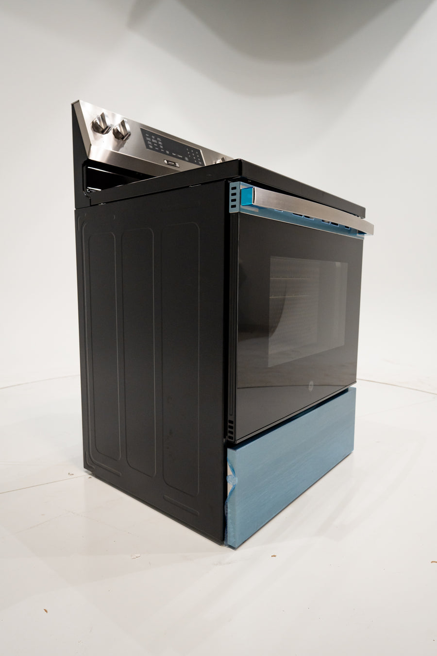 GE ENERGY STAR® 30" Free-Standing Electric Convection Range with No Preheat Air Fry and EasyWash™ Oven Tray GE9846 - GRF600AVSS - New in Box