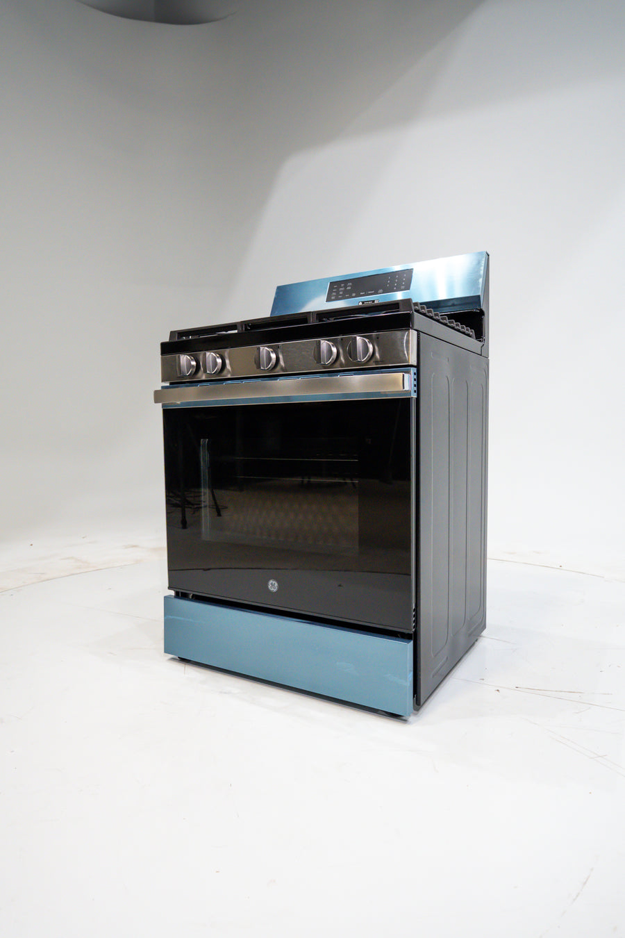 GE 30" Free-Standing Gas Convection Range with EasyWash™ Oven Tray and No Preheat Air Fry GE9845 - GGF600AVSS - New in Box