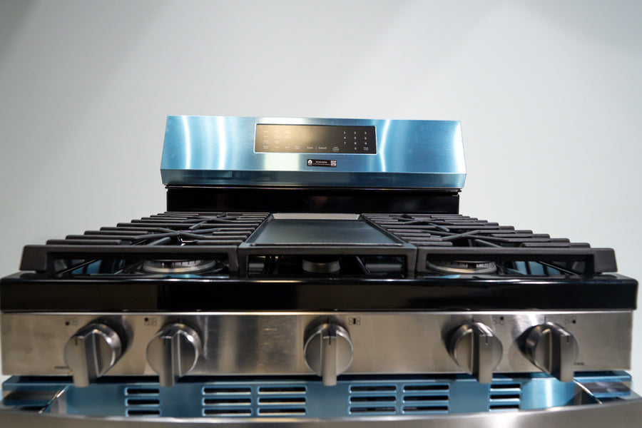 GE 30" Free-Standing Gas Convection Range with EasyWash™ Oven Tray and No Preheat Air Fry GE9845 - GGF600AVSS - New in Box
