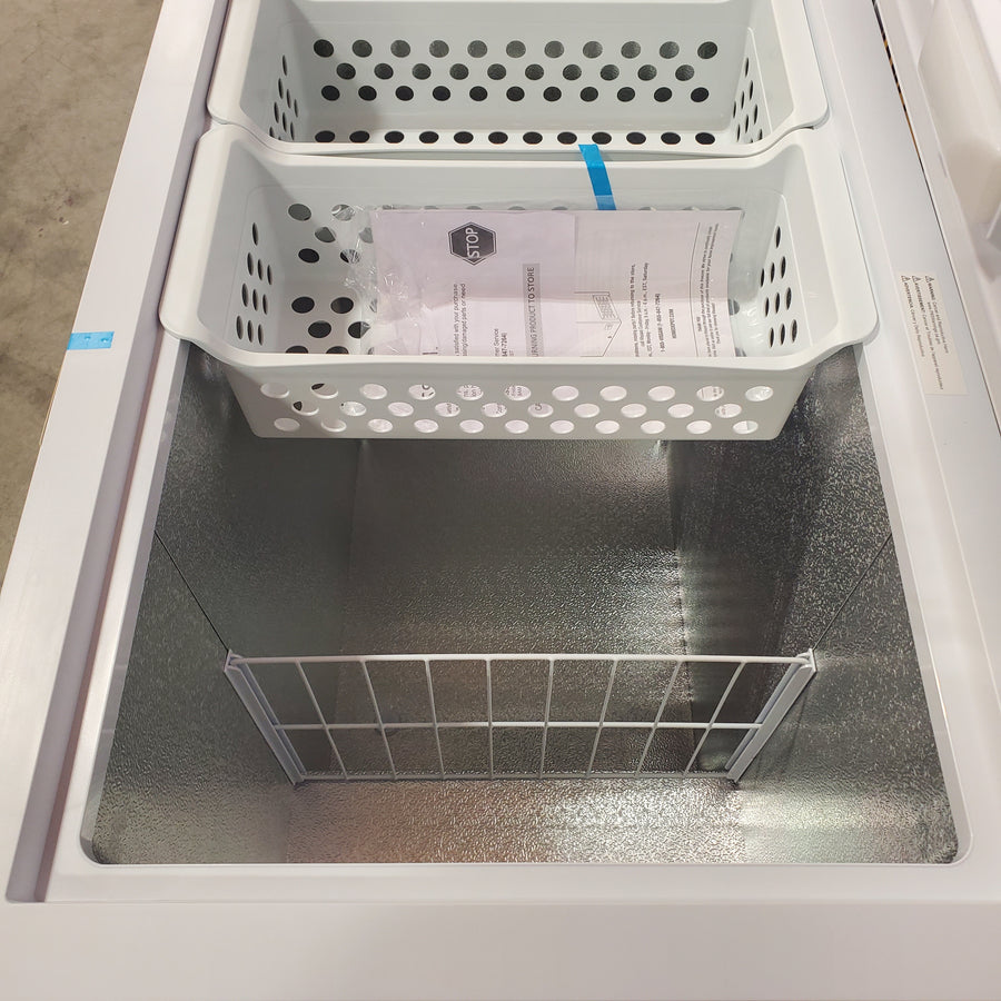 Vissani 6.9 cu. ft. Manual Defrost Chest Freezer in White, Garage Ready with LED Light Type SA117 - DCM7QRWW - Scratch & Dent (Minor)