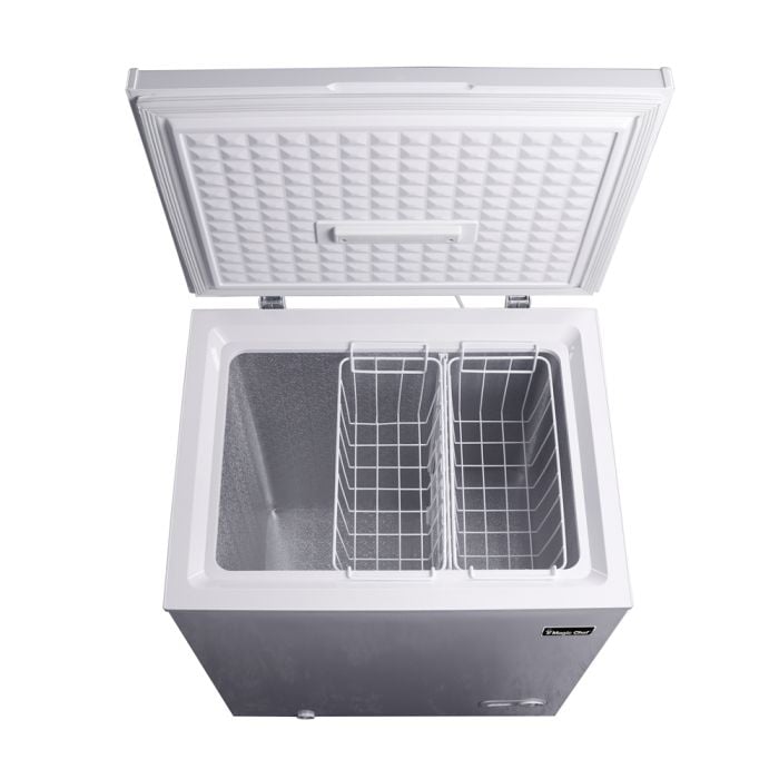Magic Chef 5.0. cu. ft. Chest Freezer with Interior LED Light and Defrost Water Drain SA624 - HMCF5W4 - Scratch & Dent (Moderate)