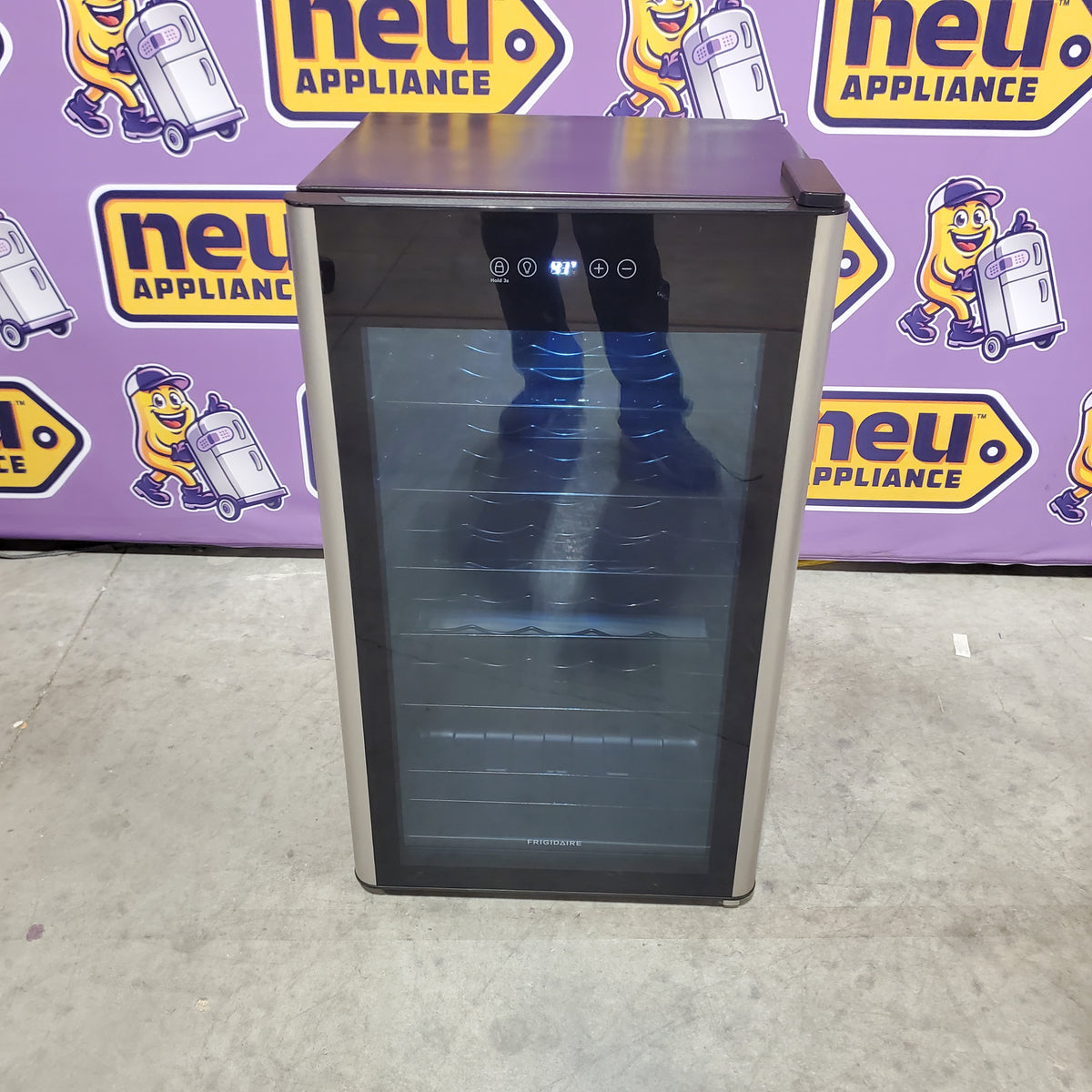 Frigidaire 19.3-in W 34-Bottles Black Freestanding Indoor Wine Cooler FRWW3433AV - Scratch & Dent (Minor)