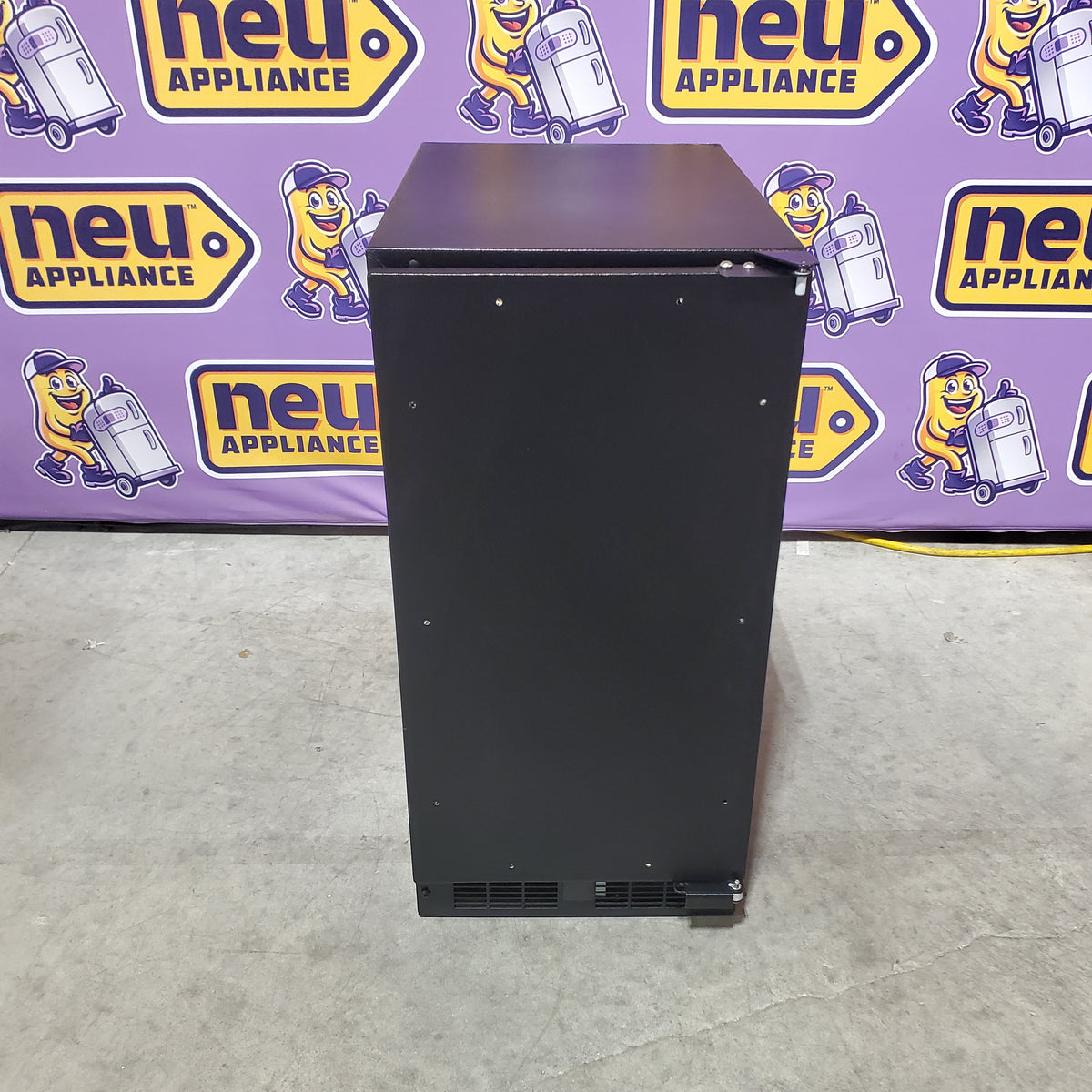 U-Line 15 Inch Clear Ice Machine with 39 lbs. Daily Ice Production, 23 lbs. of Storage Capacity, Silent Setting, Digital Touch Pad Control, and Bright White LED Lighting UACP115IS01A - Open Box