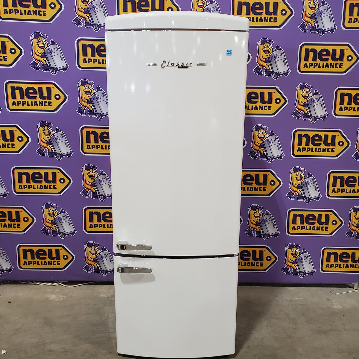 Classic Retro 28 in. 16.7 cu. ft. Frost Free Bottom Freezer Fridge in Marshmallow White, Energy Star UNQ-455LWAC - Open Box