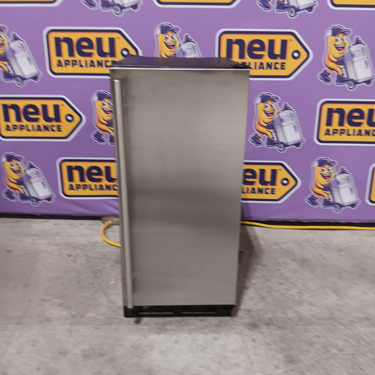 Marvel 15 Inch Built-In Crescent Ice Maker with 25 Lbs. Daily Ice Production, 25 Lbs. Ice Storage Capacity, Thermal-Efficient Cabinet, Arctic White Interior, Reversible Door, No Drain Required MLCR215SS01B - Scratch & Dent (Major)