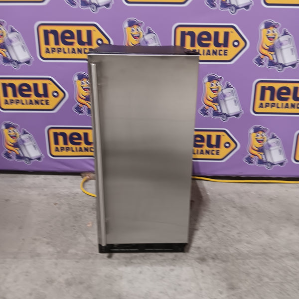 Marvel 15 Inch Built-In Crescent Ice Maker with 25 Lbs. Daily Ice Production, 25 Lbs. Ice Storage Capacity, Thermal-Efficient Cabinet, Arctic White Interior, Reversible Door, No Drain Required 1116245 - MLCR215SS01B - Scratch & Dent (Major)