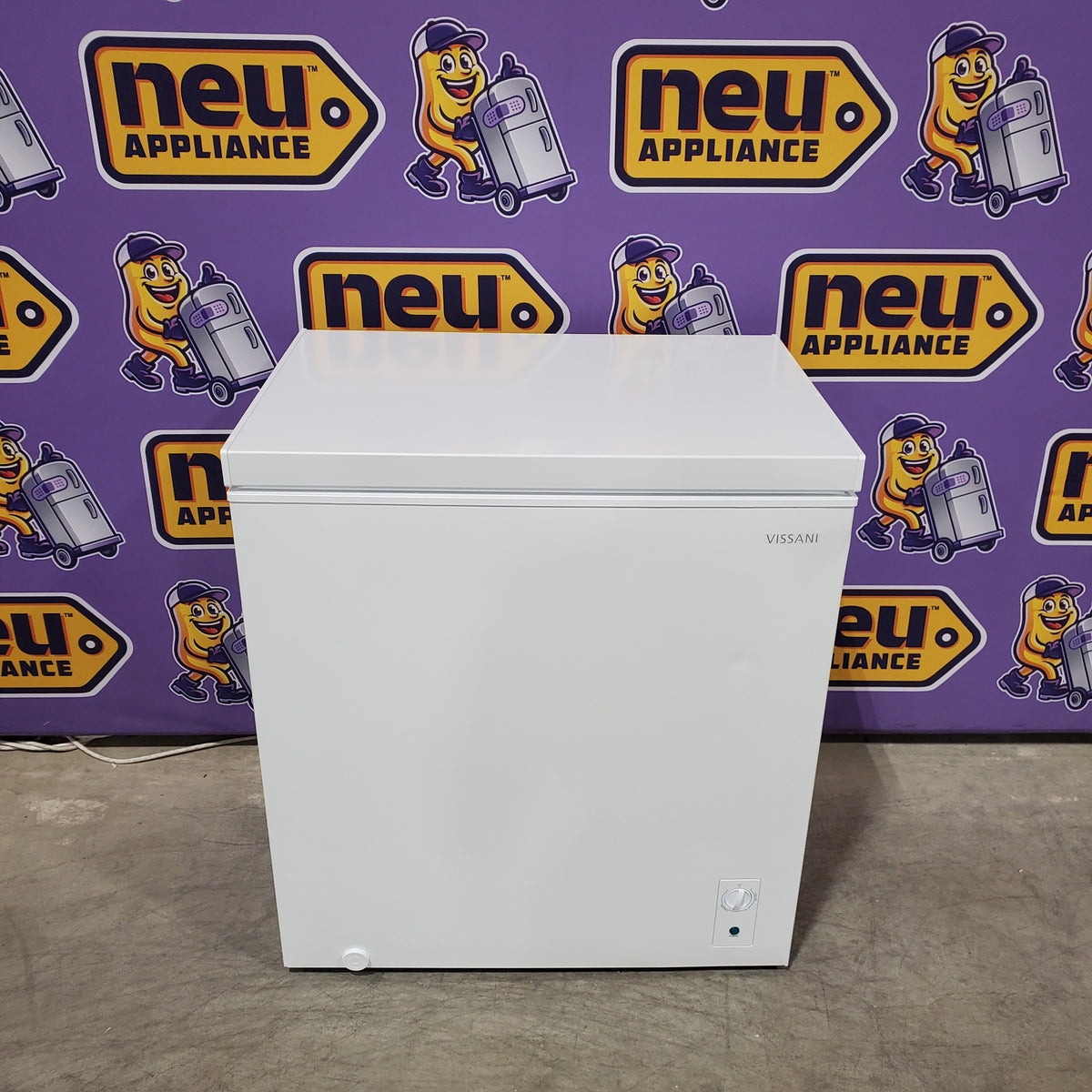 Vissani 7 cu. ft. Manual Defrost Chest Freezer with LED Light Type and Removable Storage Basket in White, Garage Ready MDCF7WH5 - Scratch & Dent (Major)