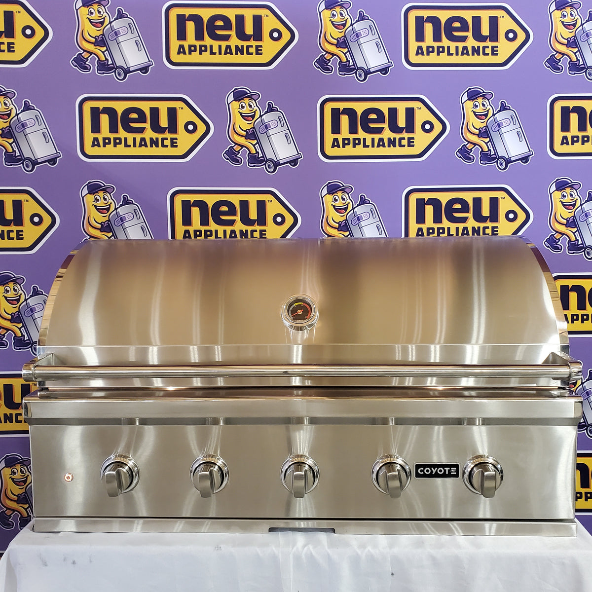 Coyote 42 Inch Built-In Grill with 5 Infinity Burners™, 1275 sq. in. Cooking Surface, Interior Grill Lighting and Integrated Wing Guard C2C42NG - Scratch & Dent (Minor)