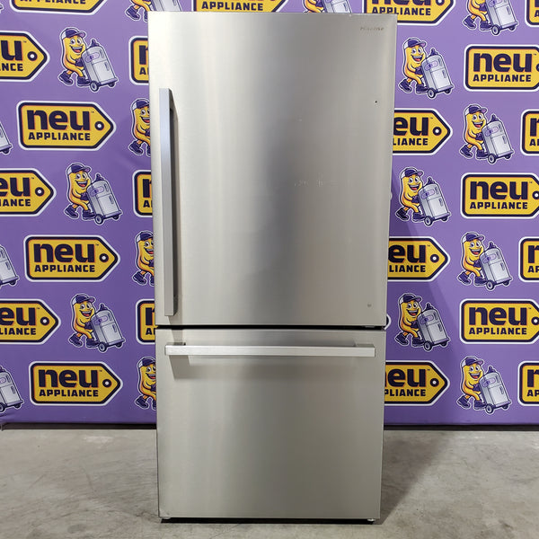 Hisense PureSpace 17.2-cu ft Counter-Depth 32-in Wide Bottom-Freezer Refrigerator in Fingerprint Resistant Stainless Steel 22321471 - HRB171N6ABE - Scratch & Dent (Moderate)
