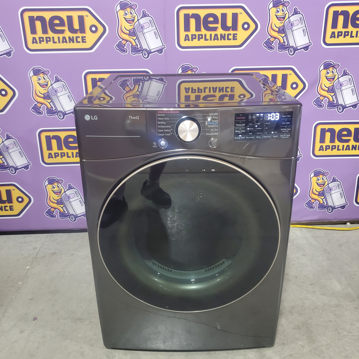 LG TrueSteam 7.4-cu ft Stackable Vented Gas Dryer with Steam Cycle in Black DLGX4001B - Scratch & Dent (Moderate)