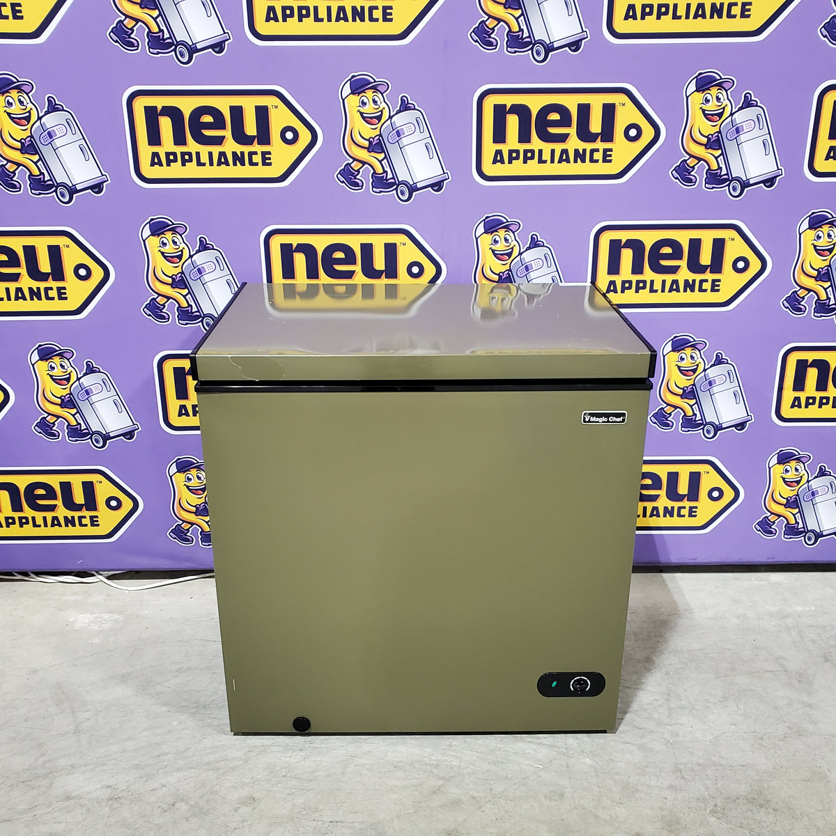 Magic Chef 7.0 cu. ft. Manual Defrost Chest Freezer in Army Green, Garage Ready MCCF7AG - Scratch & Dent (Minor)
