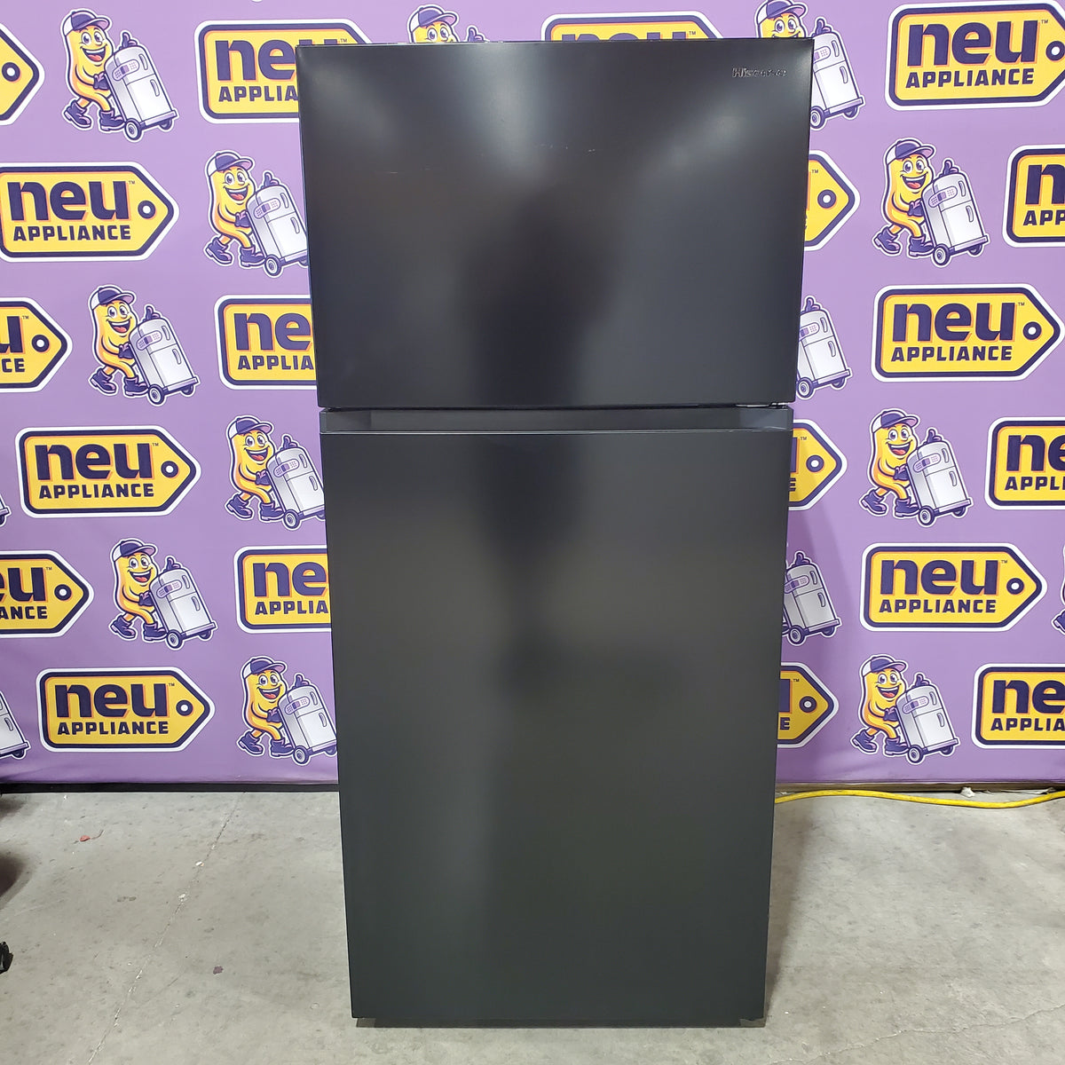 Hisense 18.0-cu ft Standard-Depth 30.0-in Wide Top-Freezer Refrigerator in Black HRT180N6ABD - Open Box