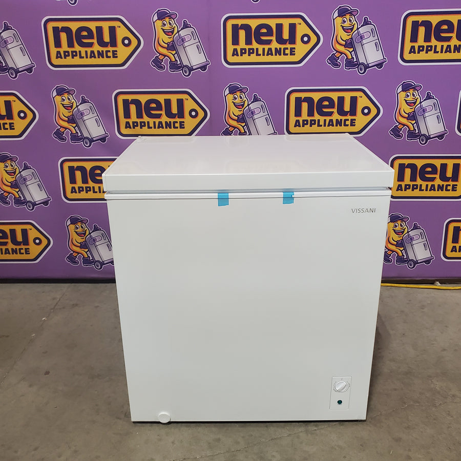 Vissani 7 cu. ft. Manual Defrost Chest Freezer with LED Light Type and Removable Storage Basket in White, Garage Ready MDCF7WH5 - Scratch & Dent (Major)