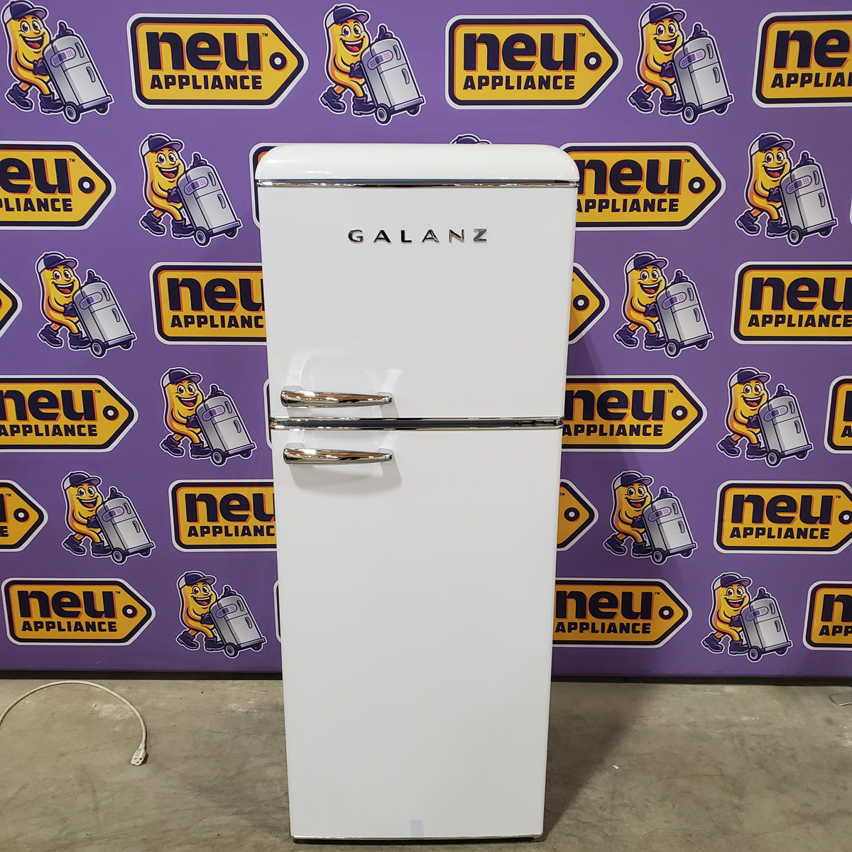 Galanz 24 in. 10 cu. ft. Retro Top Freezer Refrigerator, Energy Star and Frost Free in Milkshake White GLR10TWEEFR - Open Box