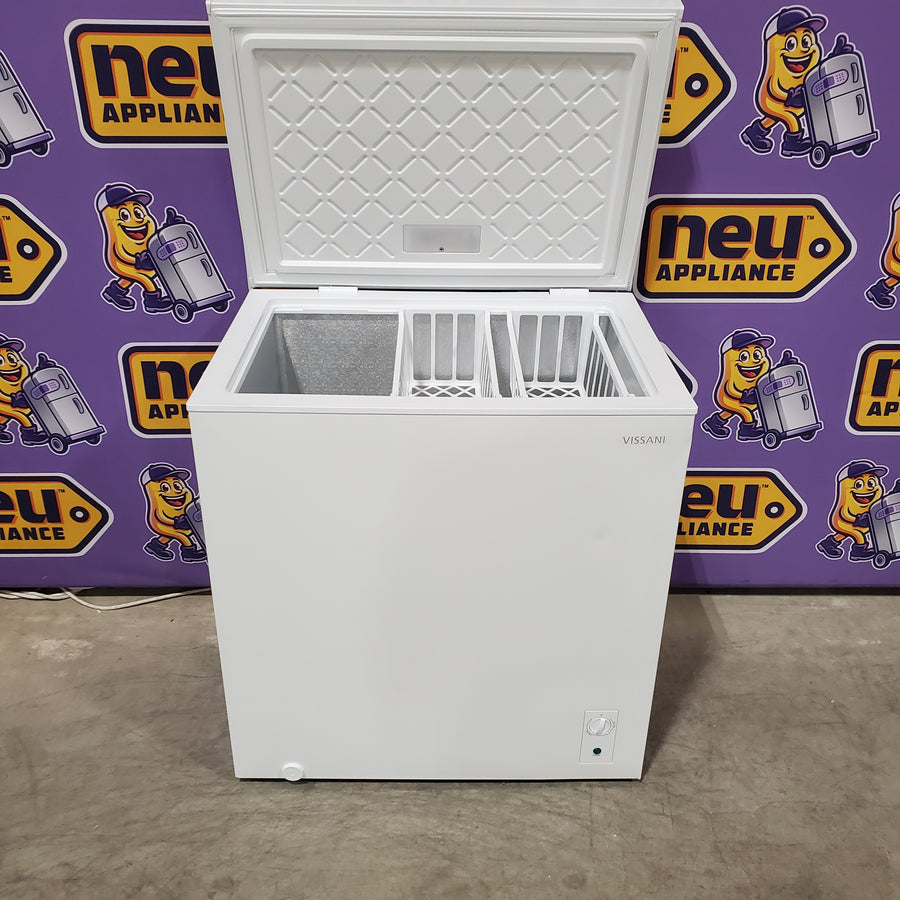 Vissani 7 cu. ft. Manual Defrost Chest Freezer with LED Light Type and Removable Storage Basket in White, Garage Ready MDCF7WH5 - Scratch & Dent (Major)