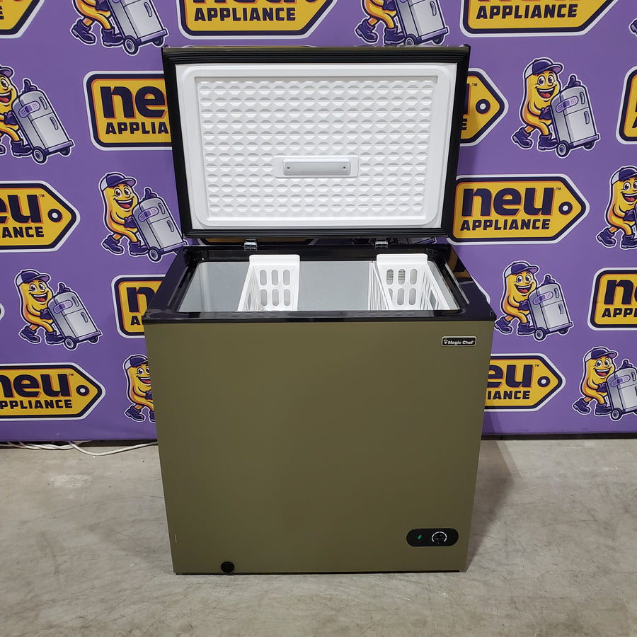 Magic Chef 7.0 cu. ft. Manual Defrost Chest Freezer in Army Green, Garage Ready MCCF7AG - Scratch & Dent (Minor)